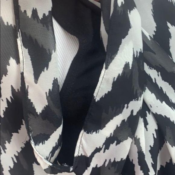 AB Studio Women's Black White Chevron Print Business Office Blouse‎ Size Small - Picture 5 of 8